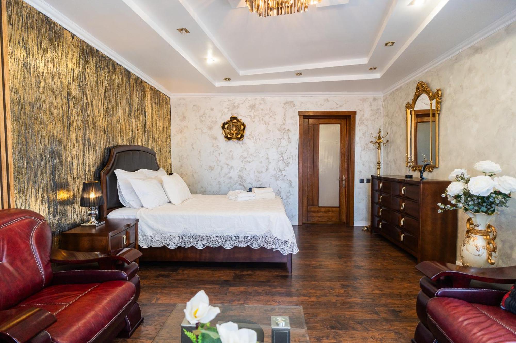 Luxurious With Lush Garden And Huge Terrace Near Herastrau Park